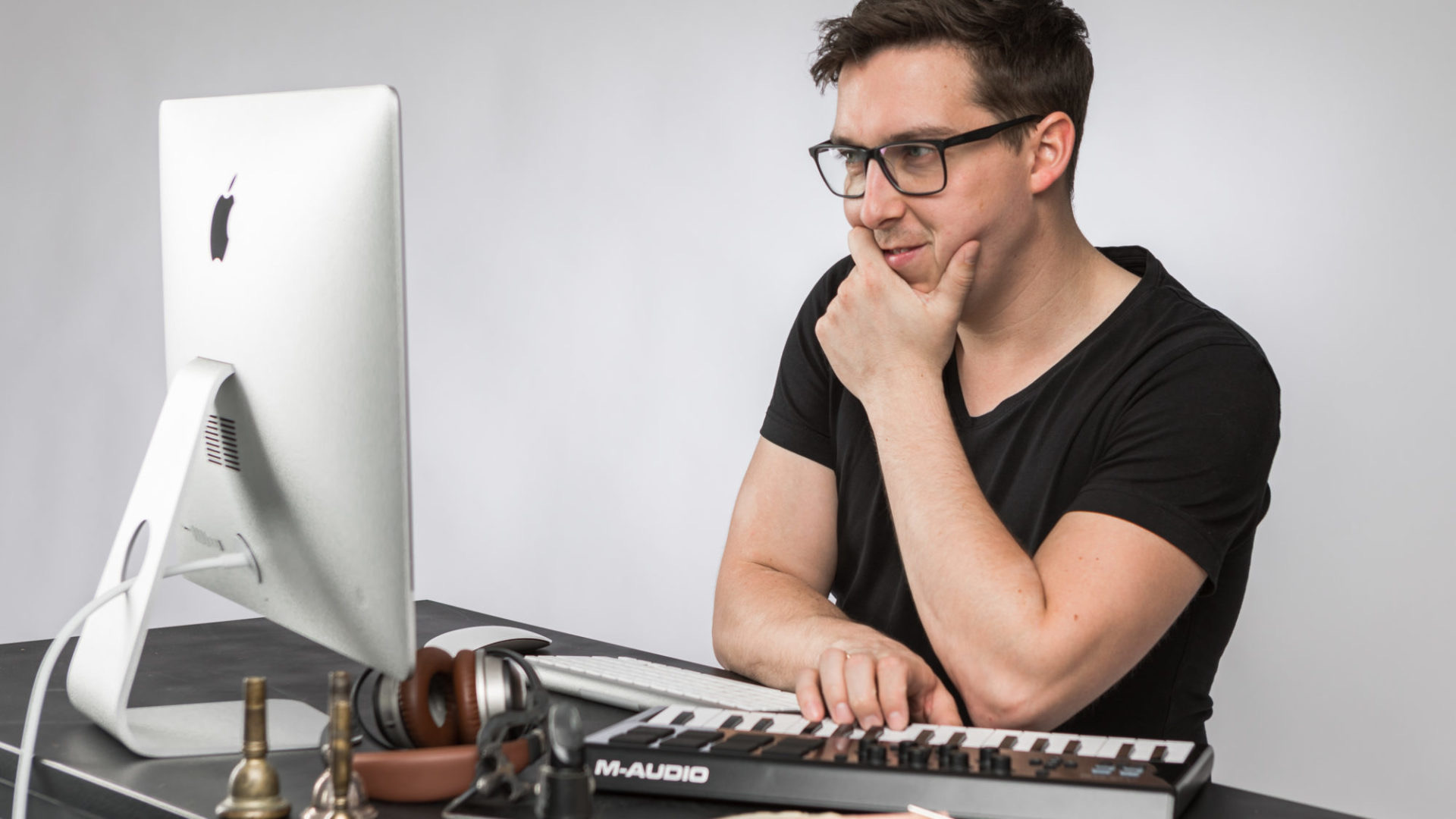 Markus Nimmervoll am Arbeitsplatz von Nimus Notenverlag